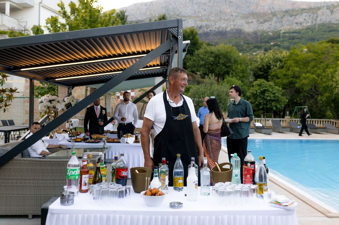 Catering Dalmatino, posluženje na eventu uz bazen